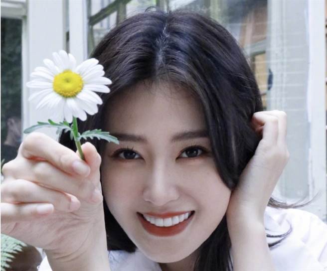 楊洋緋聞女友傳整形，精緻臉蛋揉成豬鼻錄影反擊。（圖/喬心 微博）