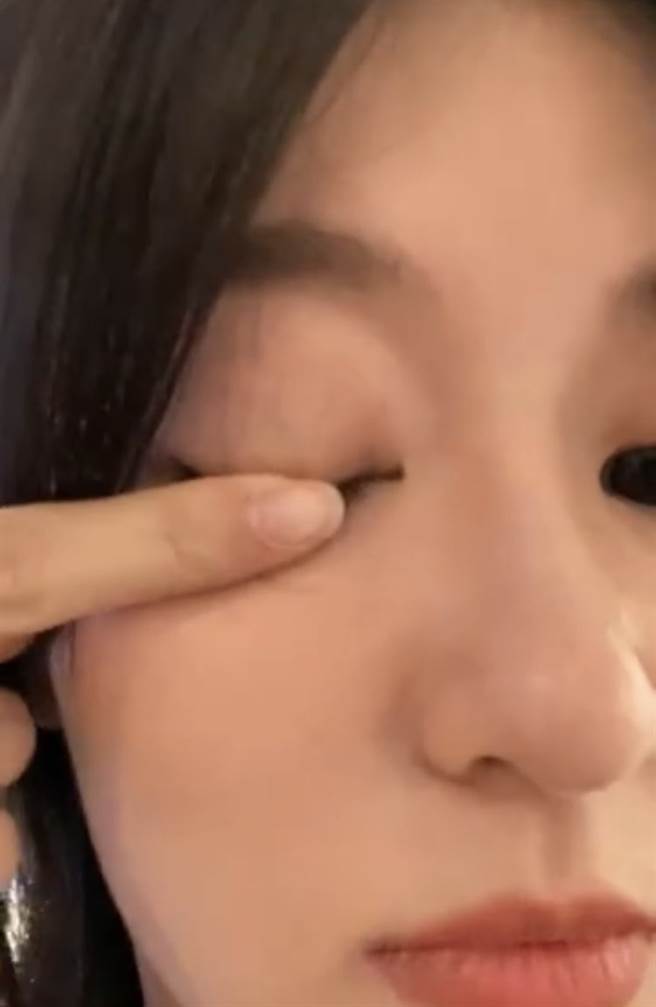 喬欣昨日上傳短片，輕拉自己的眼睛部位，證實沒有整形。（圖 / 喬欣微博 ）