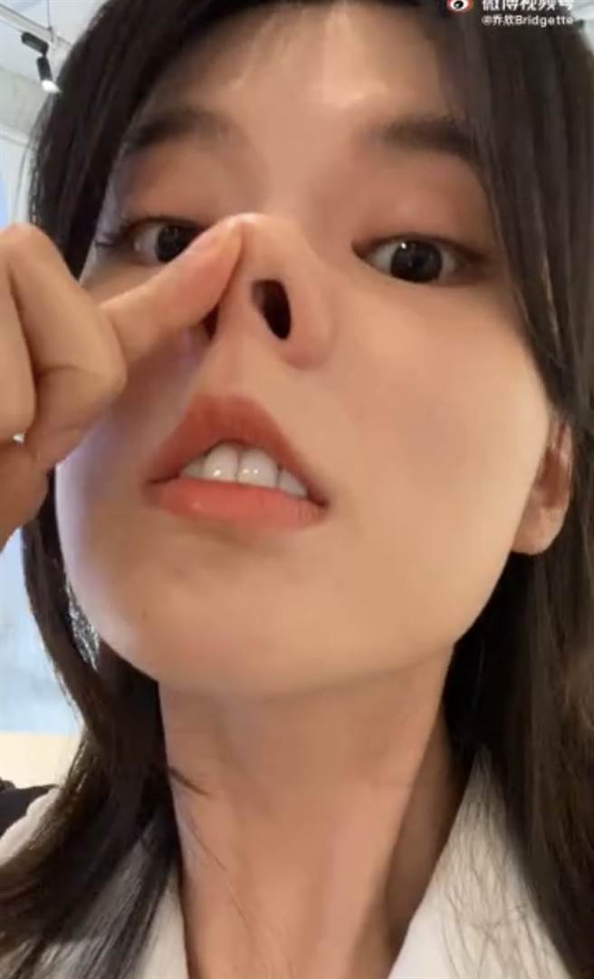 喬欣似乎並不在意，畫面中推鼻的模樣。（圖/喬欣微博 ）
