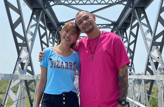 小娴和金刚不吝啬公开放闪。（图／取材自小娴 （黄瑜娴）脸书）