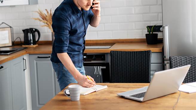 不少人居家上班反而被公司盯更紧。（示意图／达志影像）