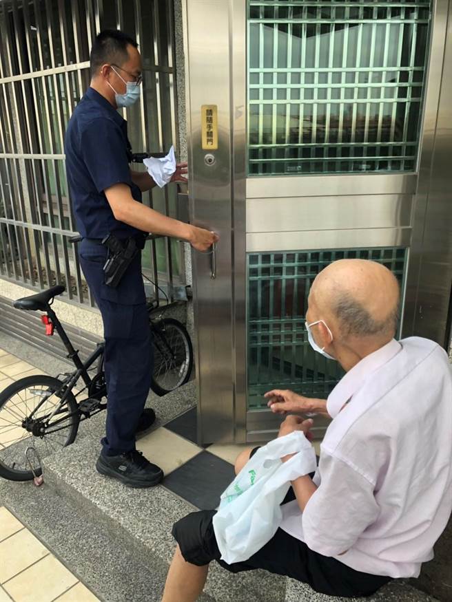 警方用电脑资料交叉比对后，终顺利将老翁平安送返住家。(警方提供)