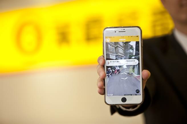 近日受疫情影響，永慶房屋經紀人多邀請客戶透過「永慶快搜」APP在家線上賞屋。(圖/永慶房屋提供)