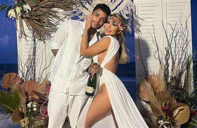 巴西歌手凱文才新婚3個月就揪辣模多人運動，中途以為正宮來抓姦，竟爬陽台逃跑，不幸墜樓身亡。(翻攝自dra.deolanebezerra IG)