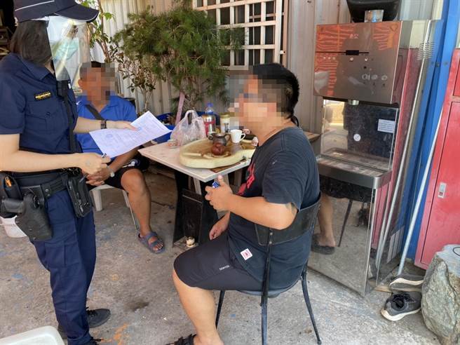 大雅分局巡查街道等公共场域，发现部分民眾外出时未戴口罩或露出口鼻，一个早上开出78件劝导单。（大雅分局提供／王文吉台中传真）