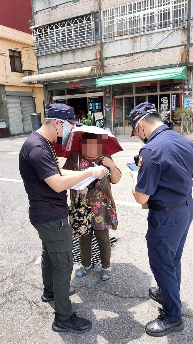 大雅分局巡查街道等公共场域，发现部分民眾外出时未戴口罩或露出口鼻，一个早上开出78件劝导单。（大雅分局提供／王文吉台中传真）