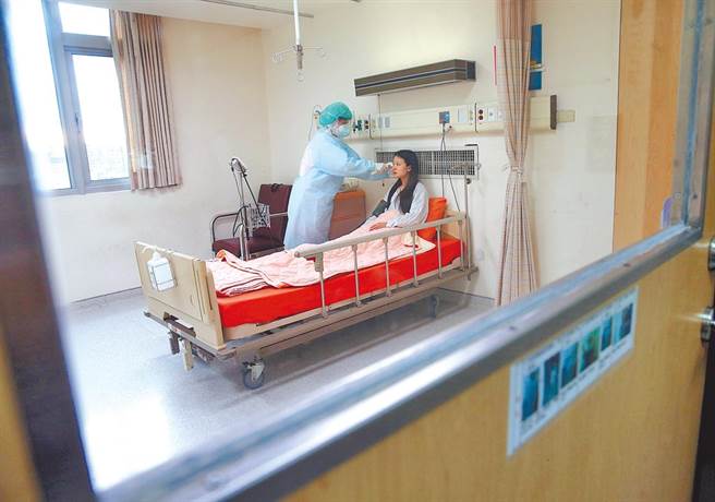 一位护理师分享，病人在没有手机、冷气的情况下，住院8天从不抱怨，让他和同事们看了都感到心疼。图为台北医学院附设医院负压隔离病房。（示意图/本报资料照片）