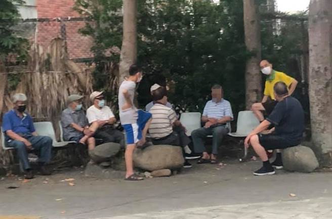 1名桃园民眾日前在自家社区公园目击9名阿伯聚集一起高谈阔论，其中3人甚至未戴口罩，让他怒批「桃园3结疫」。（图／翻摄自脸书「路上观察学院」）