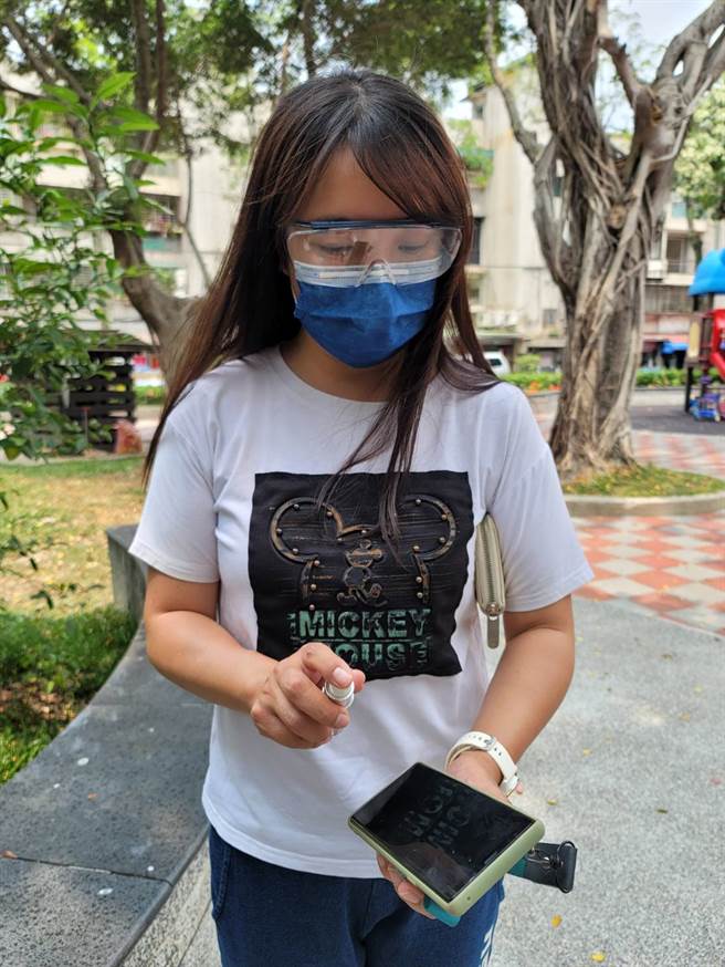 女星陳伶宣隨身帶酒精噴霧做消毒。（照片/游定剛 拍攝）