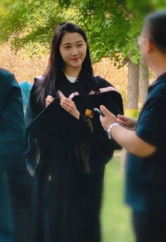 有网友PO出关晓彤零修图真实状态，引起热烈讨论。(图/ 摘自微博)