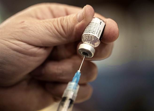 美國宣布，輝瑞/BioNTech（Pfizer-BioNTech）共同研發的2019冠狀病毒疾病（COVID-19）疫苗在冷藏庫存放的時間可達1個個月，預料將對疫苗配送有所助益。（資料照／美聯社）