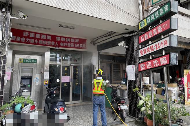 三位确诊朝阳女大生活动足迹，以雾峰区为多，中市环保局20日针对雾峰区，加强沿街大规模消毒。（雾峰区公所提供／黄国峰台中传真）