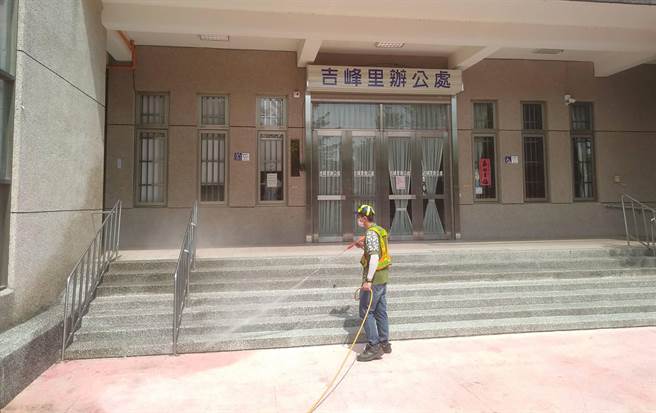 三位确诊朝阳女大生活动足迹，以雾峰区为多，中市环保局20日针对雾峰区，加强沿街大规模消毒。（雾峰区公所提供／黄国峰台中传真）