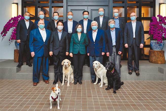 蔡英文总统在官邸招待「美国总统拜登派遣资深访团」，晚宴会后与团员合影留念，4个毛小孩也肩负国民外交。（总统府提供）