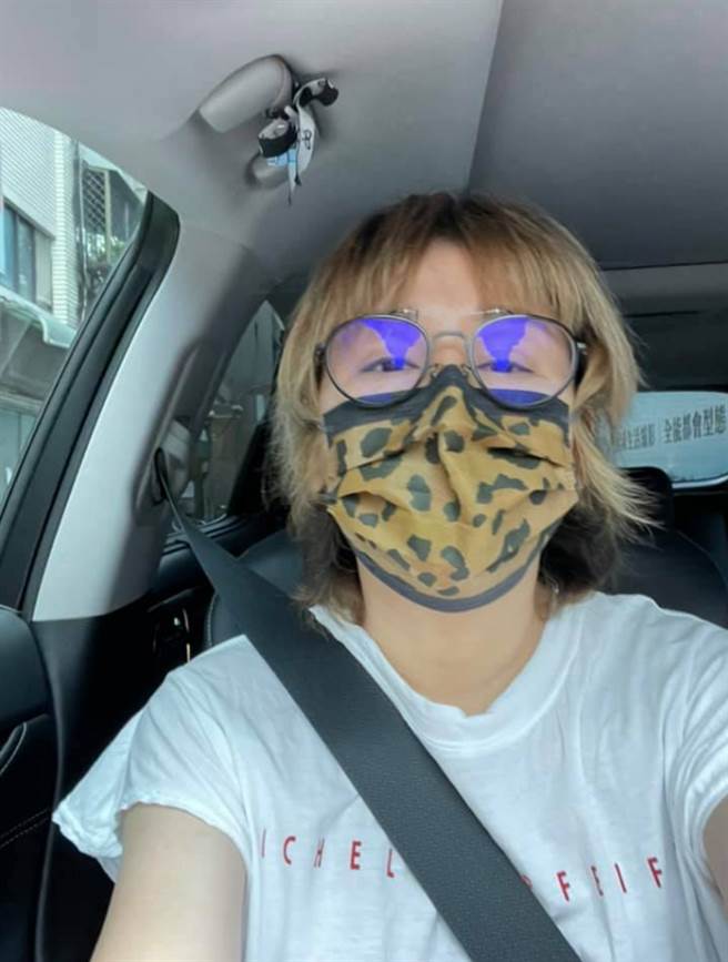 蓝心湄在脸书PO自驾照片，问是否也得戴口罩，意外钓出过来人证实「忘了戴被拦查」。(图/ 摘自蓝心湄脸书)