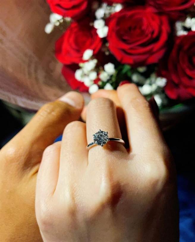 许维恩今日无预警晒出婚戒照喊「我愿意」，让粉丝们超惊喜。(图/ 摘自许维恩IG)