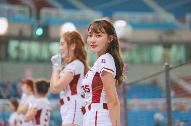 林襄今年2月加入乐天桃猿专属啦啦队「Rakuten Girls」。（图／翻摄自IG）