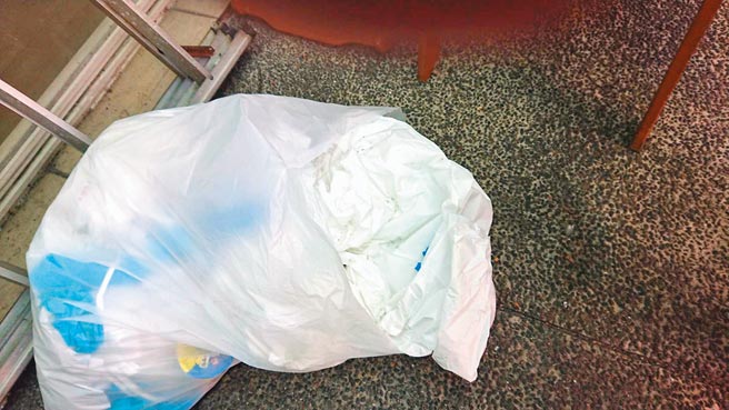 南投杀妻藏箱尸案的周嫌，曾躲藏在万华区，侦讯全程採取高规格防疫措施，要求周嫌戴口罩、穿着防护衣。（卢金足摄）