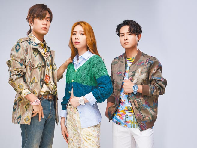 告五人以SWATCH NEXT全新系列手表搭配Etro新装，他们一看到表款立刻爆出惊呼。（服装／Etro、表／SWATCH、摄影／JOJ PHOTO）