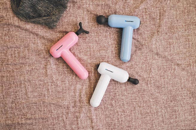 BLAUPUNKT 藍寶mini USB隨身筋膜震動按摩槍，原價5990元，特價3990元。（HOLA提供）