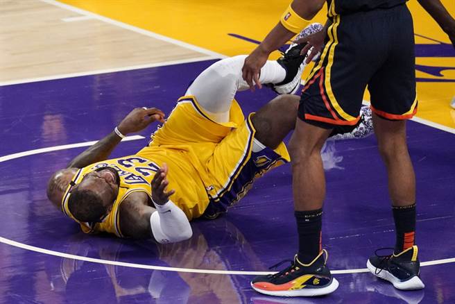 詹姆斯倒地露出相当痛苦的表情。(美联社资料照)