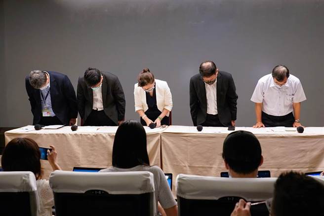 台湾近日短短一周两次大停电，经济部长王美花当时在记者会上率眾鞠躬道歉。(图／资料照、王玉树摄)