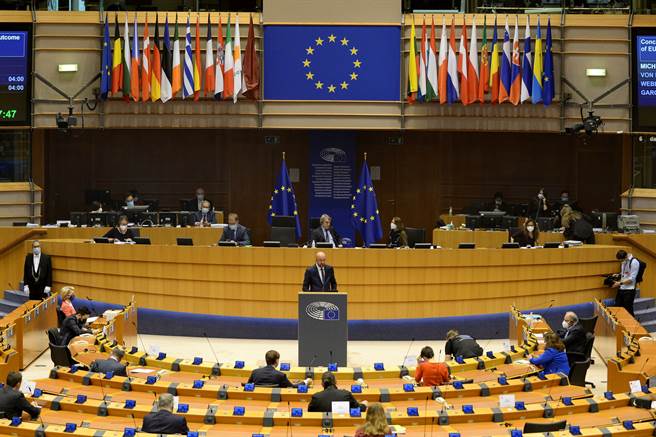 歐洲議會議員們週四以壓倒性多數通過決議，凍結歐盟與中國投資協定的籌備、審議與批准程序，直到中國撤除對歐洲議會制裁為止。（圖／路透）