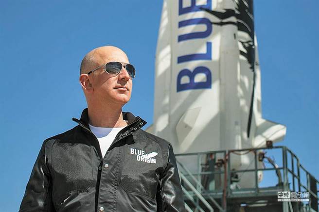 貝佐斯旗下航太事業藍源公司（Blue Origin）載人太空船今夏準備升空，太空船首飛座位網路競標，今天下午最高出價來到280萬美元（新台幣7832萬元）。（藍源公司）
