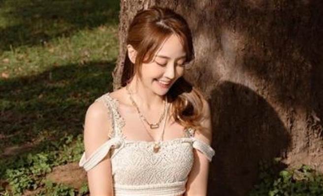 赖薇如居家运动短露出美胸，穿桃红色运动内衣。(图/赖薇 IG @imdoris_1230)


