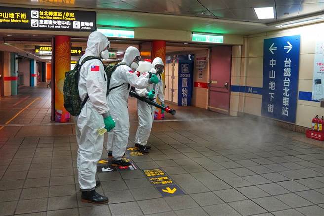 全台疫情持续延烧，图为18日国军化学兵协助消毒台北市捷运站等重要交通路线。（资料照，邓博仁摄）