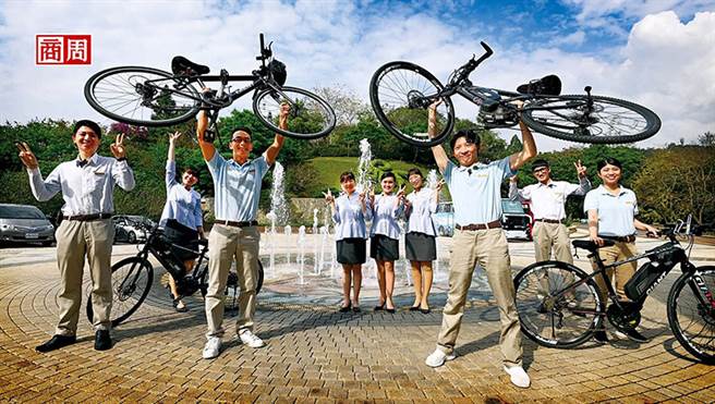 單車管家們教導旅客煞車、暖身、行進手勢到試騎等，完成後才能上路，甚至曾有不 會騎單車的客人，在旅行後能繞日月潭一圈。(攝影者．程思迪)