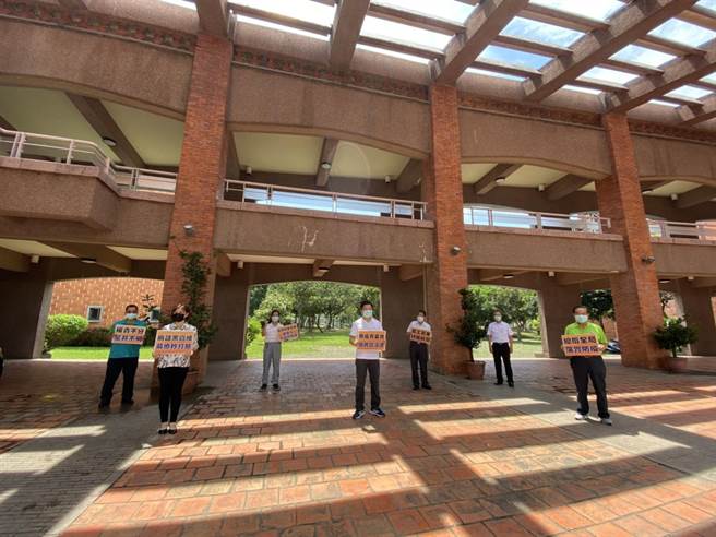 宜蘭縣議會民進黨團在室外舉行記者會，批評宜蘭縣長林姿妙防疫作為失當。 （宜蘭縣議會民進黨團提供／胡健森宜蘭傳真）