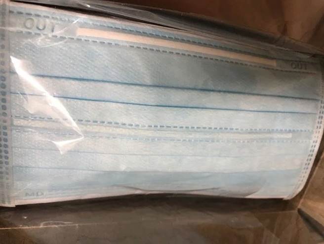 原PO所購入的盒裝藍色口罩與一般口罩沒有太大區別，除了鼻子部位原有的壓條可逕行調整之外，口罩中央還多了一處壓條設計。（圖／翻攝自《Dcard》）