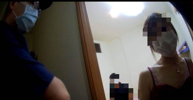 金门警方发现有养生馆「假关门、真营业」，穿着清凉的小姐无视疫情照常工作。（警方提供）