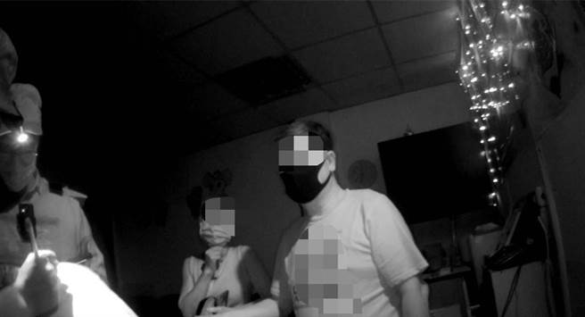金门警方查获养生馆照常营业，业者辩称是朋友来访纾压一下。但警方不予採信，依法送办裁罚。（警方提供）