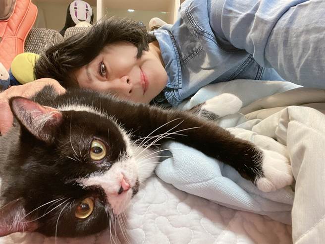 吴淡如在脸书分享医师为确诊孕妇剖腹的过程。（图/翻摄自吴淡如脸书）