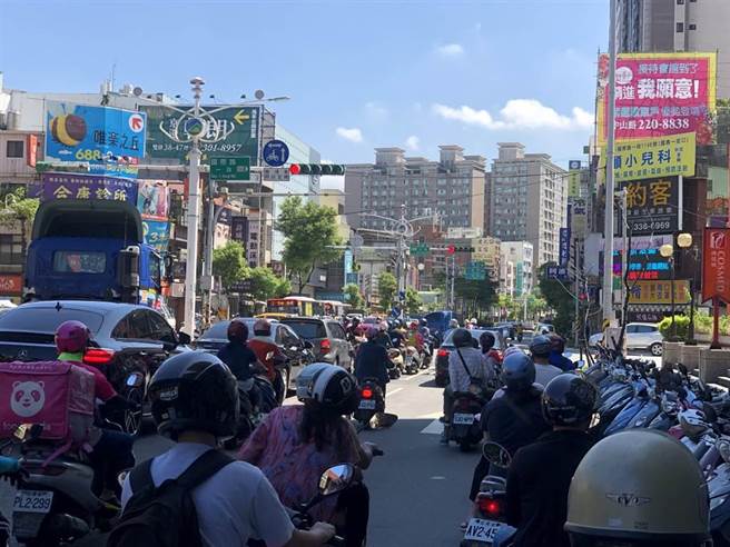 高雄王姓男子骑车停红灯躲太阳，被后方蔡姓骑士怒呛「怕晒太阳就不要骑车」回骂三字经，还硬凹是口头禅，高雄地检署21日依公然侮辱罪将他起诉。（本报资料照／袁庭尧高雄传真）