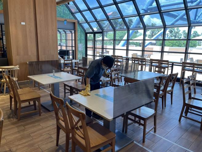 为了保障游客与同仁的健康，目前维持营运的场馆，由同仁落实每日清消。（图/丽宝乐园提供）