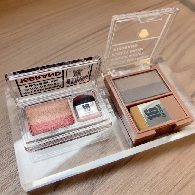 16brand彩妆品的双色设计，使用内附刷具，来回涂抹即可创造渐层感。（邱映慈摄）