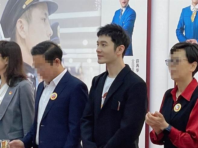 黄晓明参加公益活动，侧拍模样相当帅气。(图/ 摘自微博)