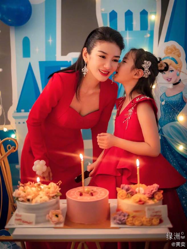 黄奕把女儿看得比生命重要。(取自黄奕微博)