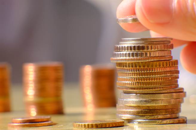 币圈情绪持续围绕着马斯克，五月十七日他在推文表示可能会在第二季出售手中持有的比特币后，引发币价进一步向下修正并跌破五万美元颈线，距今年高点已跌近四成，也等于几乎回吐了今年以来的涨幅。(示意图/shutterstock提供)