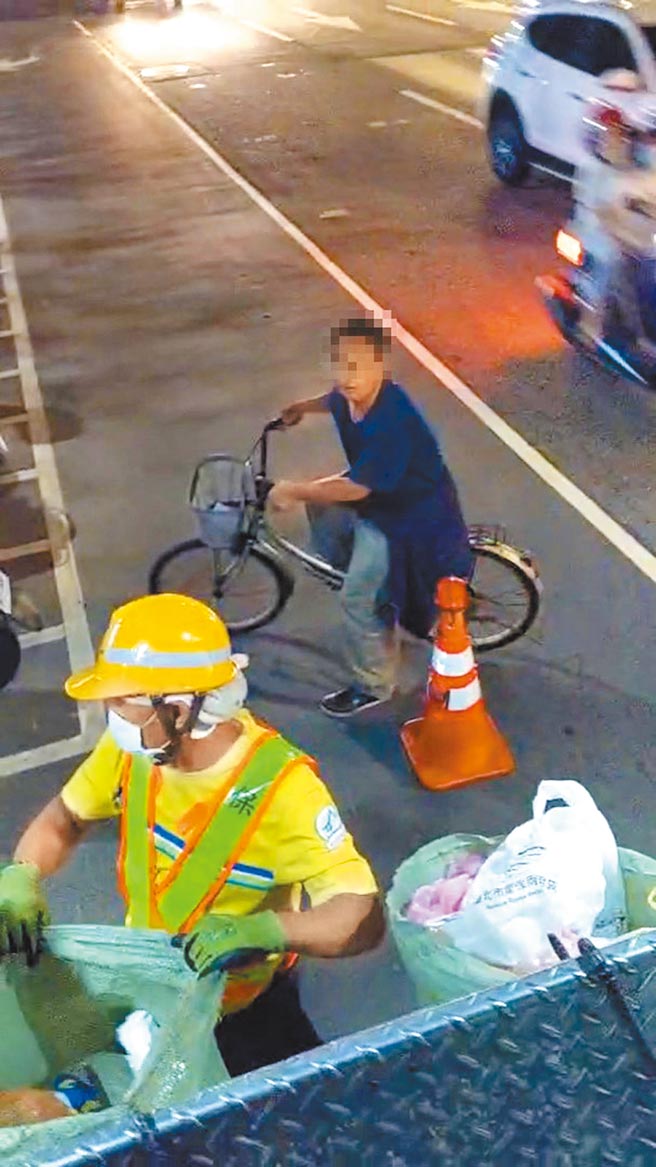 民眾外出丢垃圾未戴口罩，北市环保局依法报警移送开罚。（台北市环保局提供／张立勋台北传真）