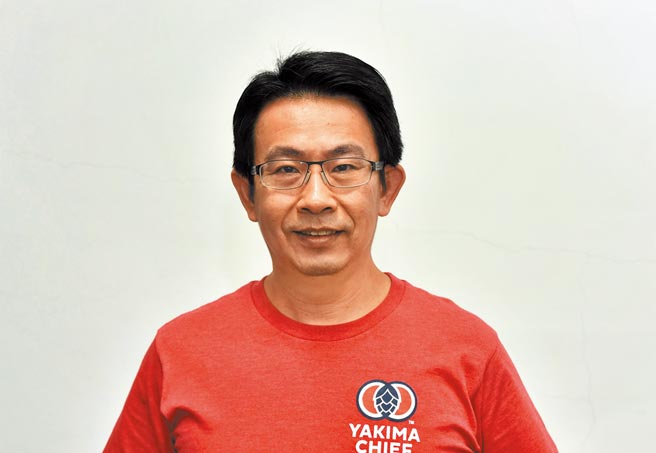 酿酒师黄俊能努力酿造每一款酒。（林瑞益摄）喝酒不开车 饮酒过量有害健康