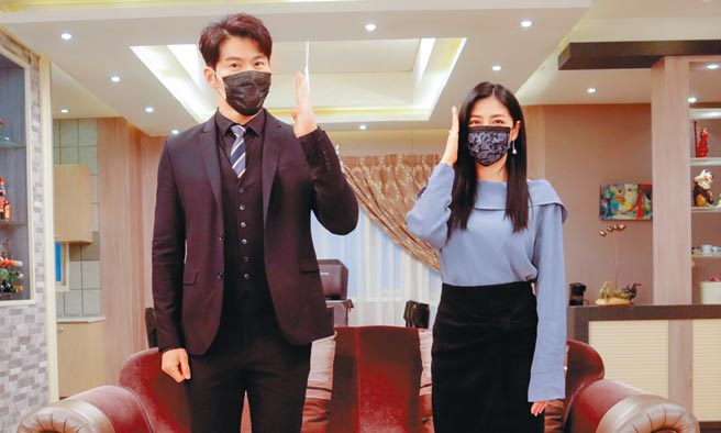 黄少祺（左）与剧中前妻韩瑜再同框，保持防疫社交距离。（三立提供）