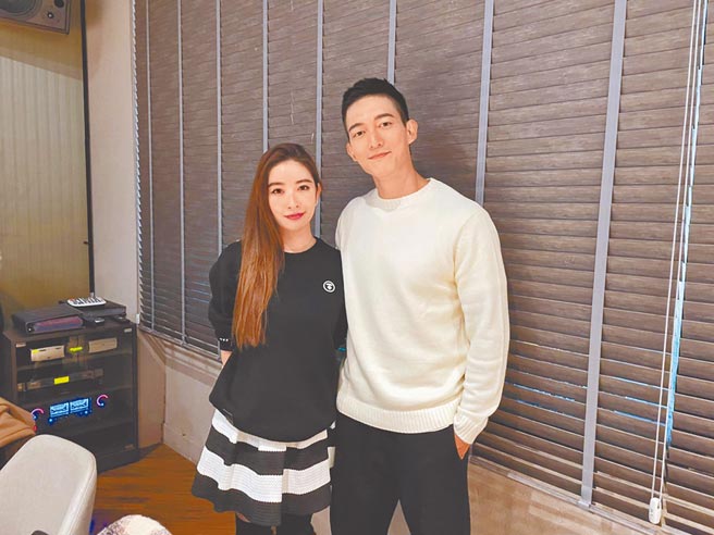 许维恩（左）和王家梁姊弟恋修成正果。（资料照片）