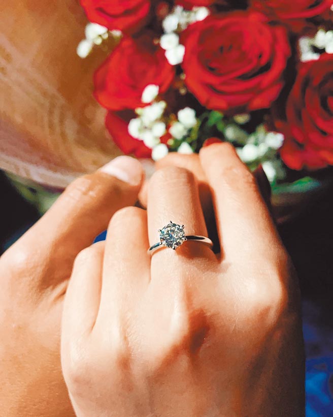 许维恩和王家梁姊弟恋修成正果，开心在脸书秀出钻戒。（资料照片）