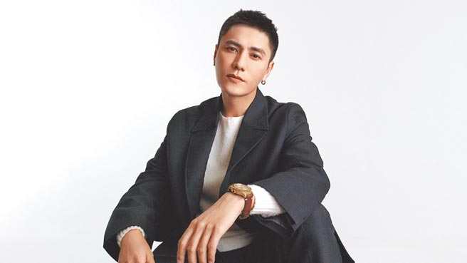 万宝龙全球品牌大使陈坤佩戴Geosphere世界时间1858腕表，重现昔日花美男风采，完全不像45岁大叔。（Montblanc提供）