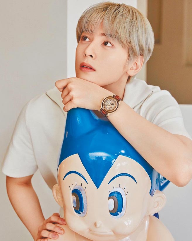 有「脸蛋天才」之称的车银优佩戴Geosphere世界时间1858腕表登上ESQUIRE韩国版杂志。（Montblanc提供）