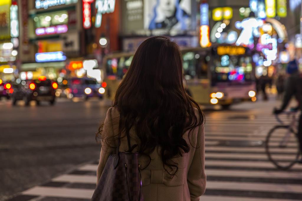一名日本24岁女性精英公务员，从1月至今已和超过60名年长男性进行「爸爸活」。此为示意图，并非当事人。（达志影像／Shutterstock）(photo:ChinaTimes)
